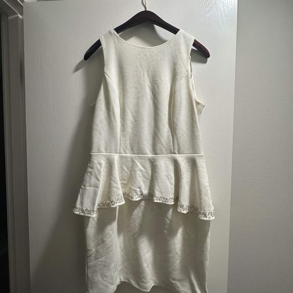 Elegant White Sleeveless Dress
